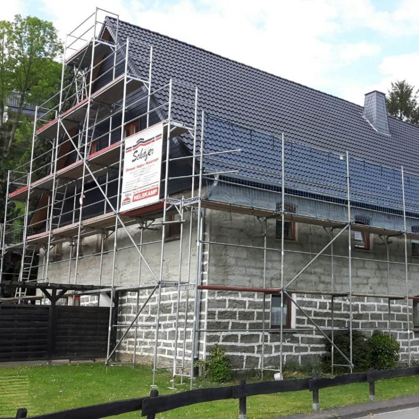 Bruchsteinhaus, das eingerüstet ist